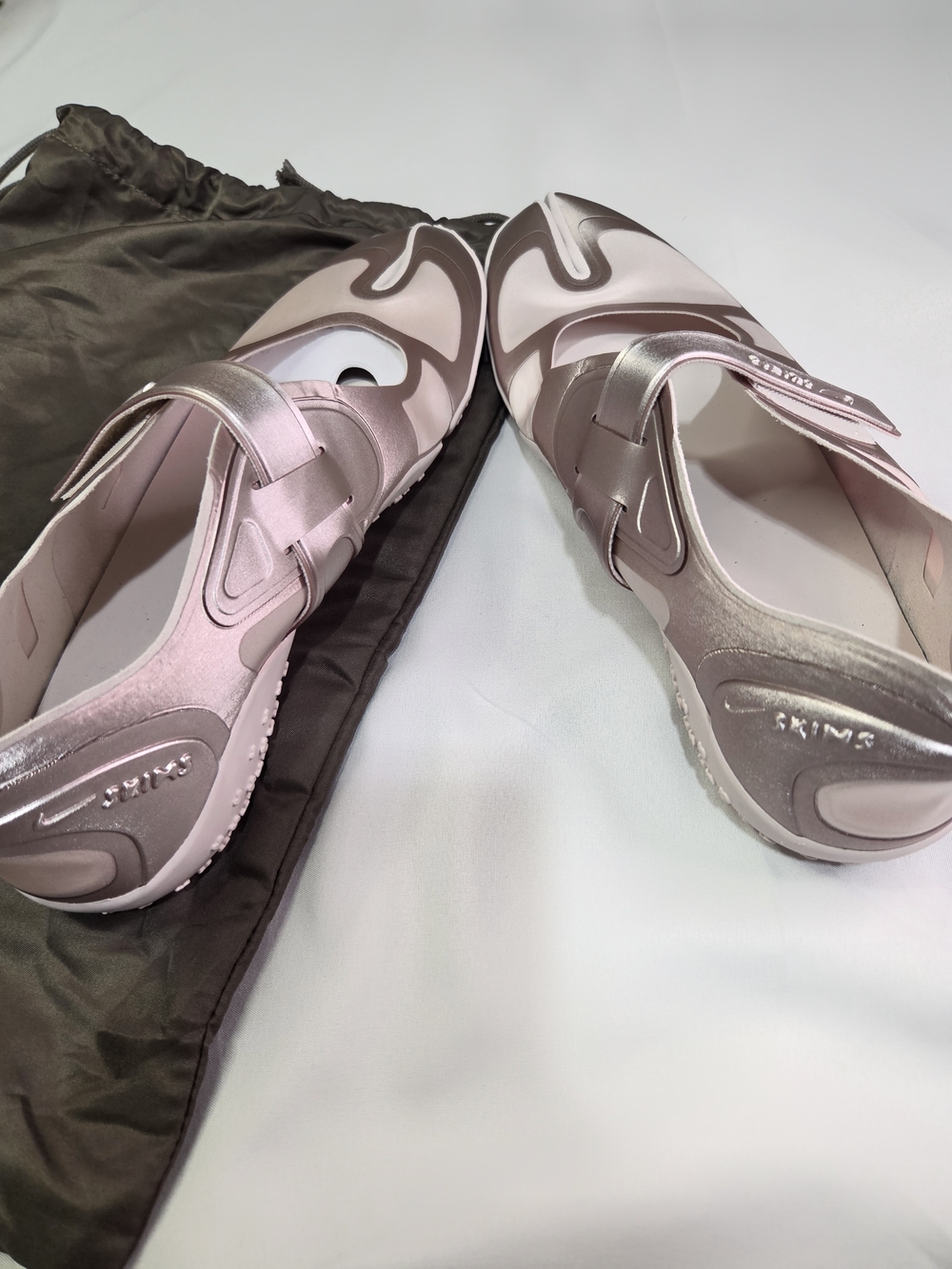 NikeSKIMS Rift In Satin - Picture 2 of 7